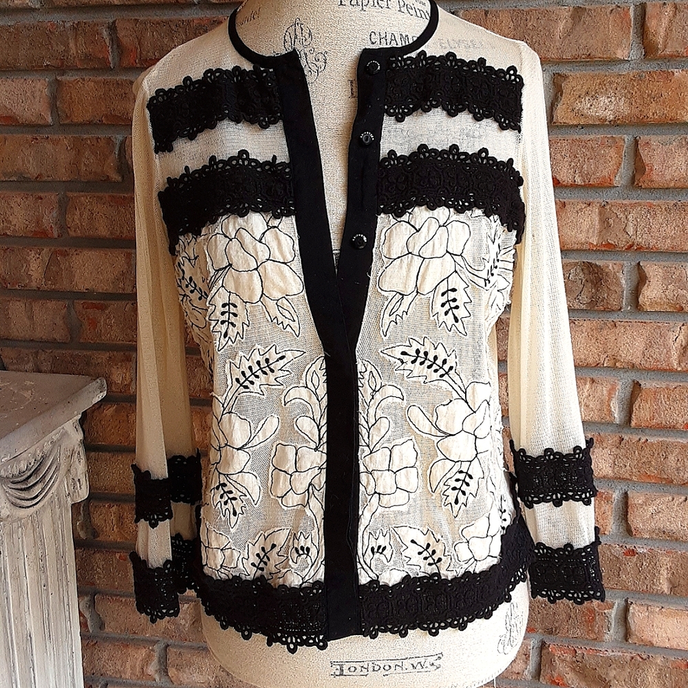 Leifnotes lace button sweater size 2.